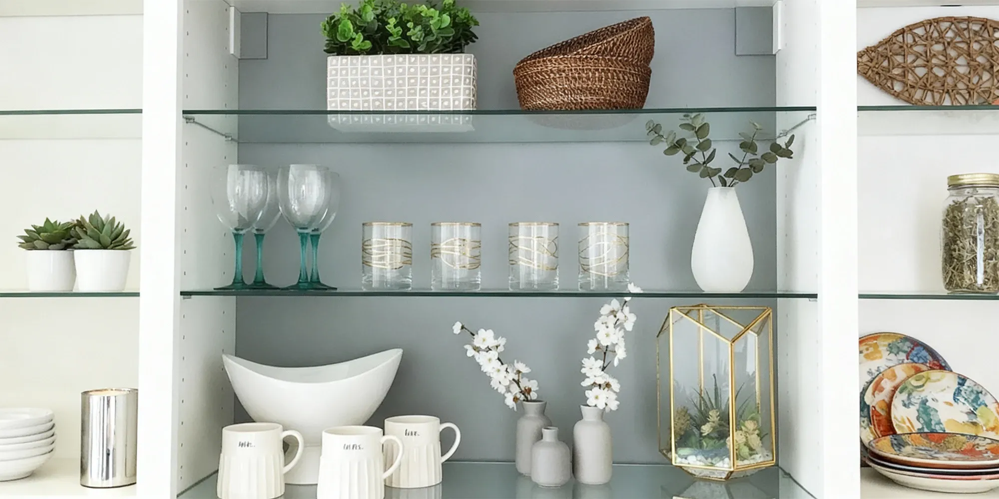 10 Home Decor Themes To Style With Glass Shelves, image size:2000x1000
